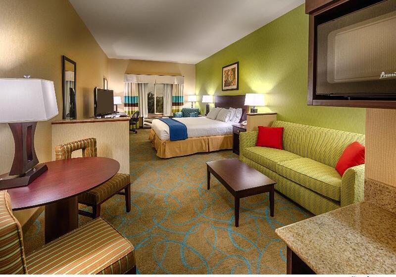 带大床的套房, Holiday Inn Express Hotel & Suites Red Bluff South Redding By Ihg