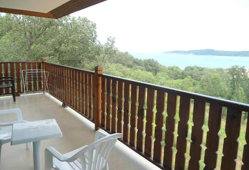 جناح عائلي, Arkutino Family Resort