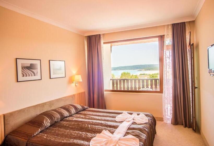 جناح عائلي, Arkutino Family Resort