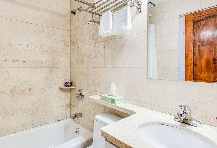 חדר סטנדרט שתי מיטות זוגיות, Knights Inn Brooklyn Sunset Park