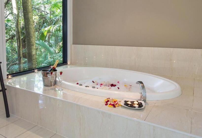 수피리어 스튜디오, Pethers Rainforest Retreat