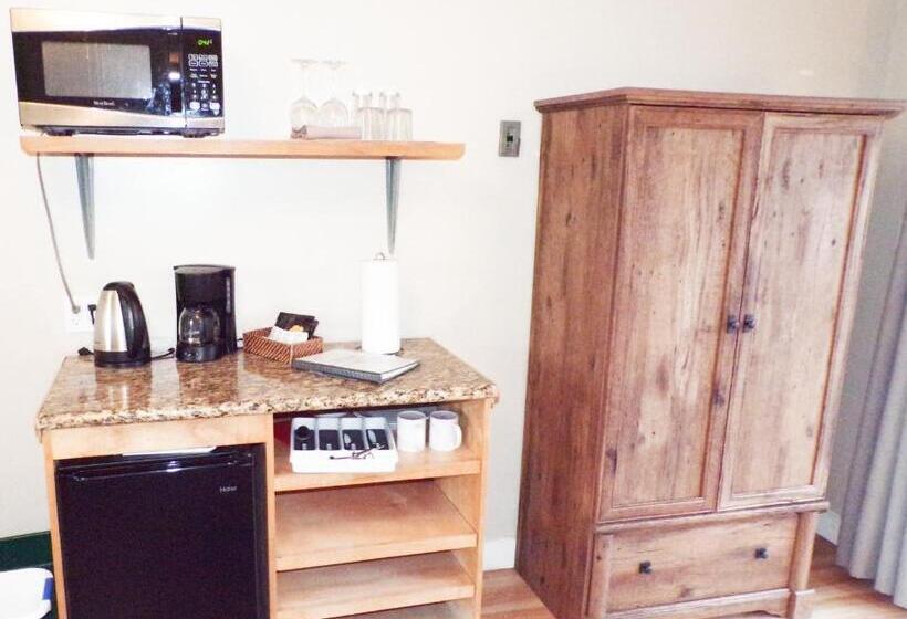 Deluxe Suite King Bed, Shoreline Cottages