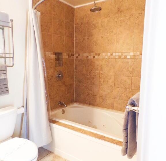 Deluxe Suite King Bed, Shoreline Cottages