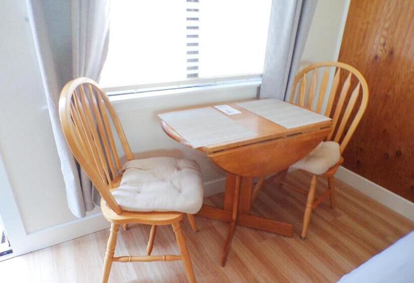 اتاق خانوادگی, Shoreline Cottages