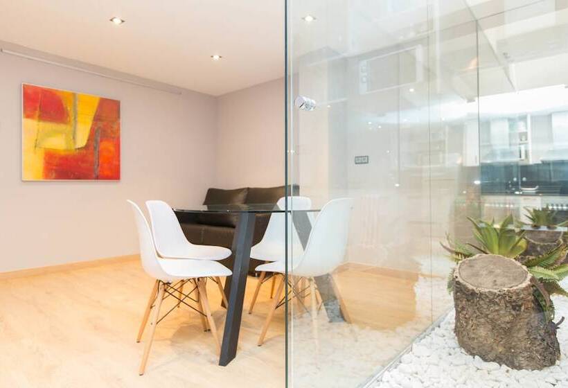 استودیوی استاندارد, Ainb Sagrada Familia Apartments