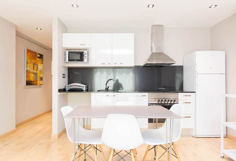 استودیوی استاندارد, Ainb Sagrada Familia Apartments
