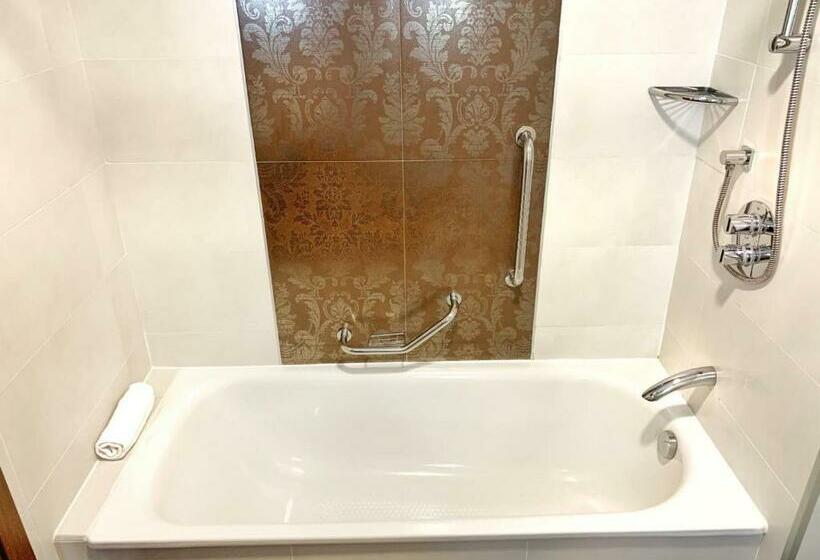 اتاق خانوادگی, Hilton Garden Inn Sevilla