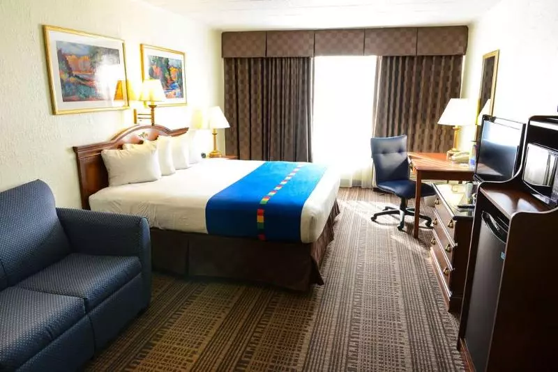 キングサイズベッドのスタンダードルーム, Park Inn By Radisson Sharon