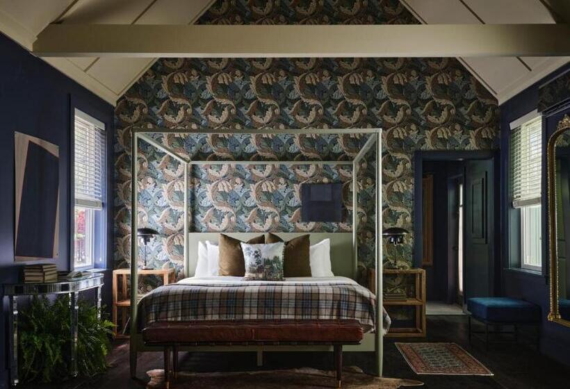 بنجلو قياسى, Hidden Pond Resort