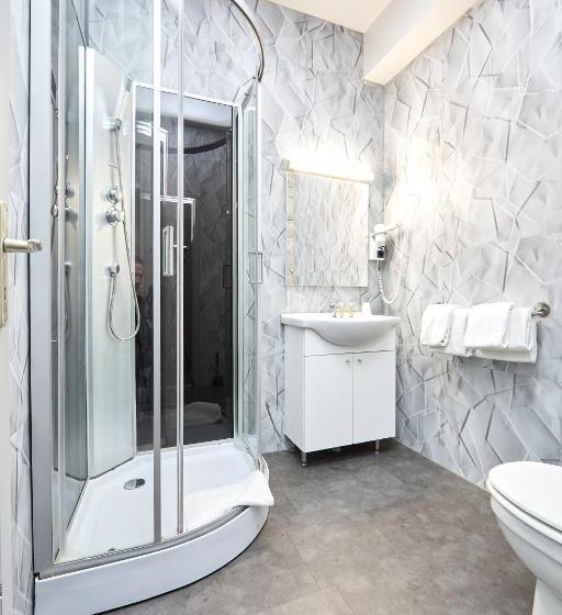 标准三人间, Derby Merode