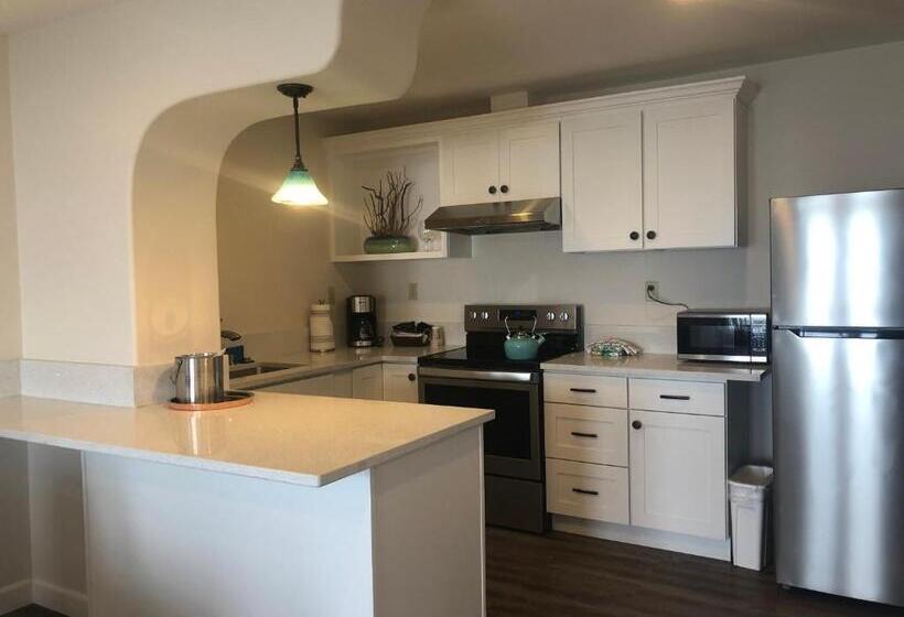 带大床的复式套间, Sailor Jack Oceanfront Motel