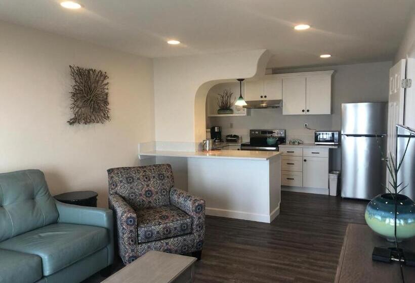 带大床的复式套间, Sailor Jack Oceanfront Motel