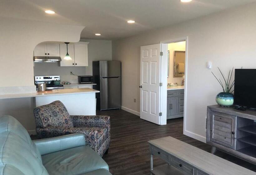 带大床的复式套间, Sailor Jack Oceanfront Motel