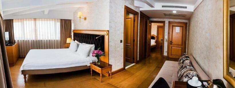 آپارتمان یک خوابه با دری مشترک که هال را جدا می کند., Aprilis Hotel   Special Category