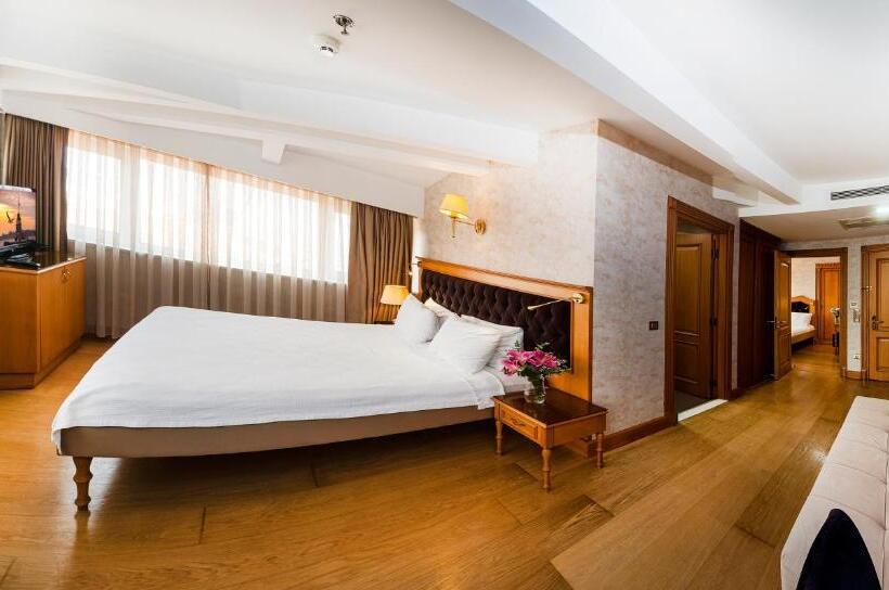 آپارتمان یک خوابه با دری مشترک که هال را جدا می کند., Aprilis Hotel   Special Category