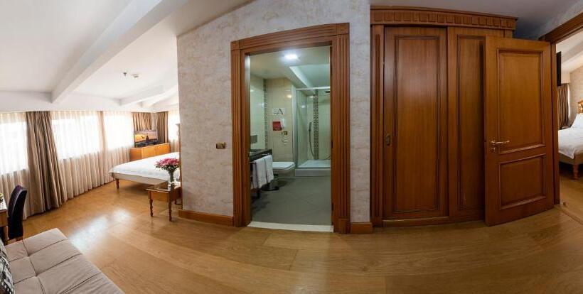 آپارتمان یک خوابه با دری مشترک که هال را جدا می کند., Aprilis Hotel   Special Category