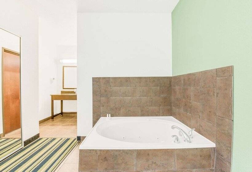 סוויטת 2 חדרי שינה, Super 8 By Wyndham Cotulla Tx