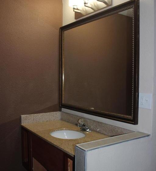 غرفة أساسية ثلاثية, Travel Inn Omaha