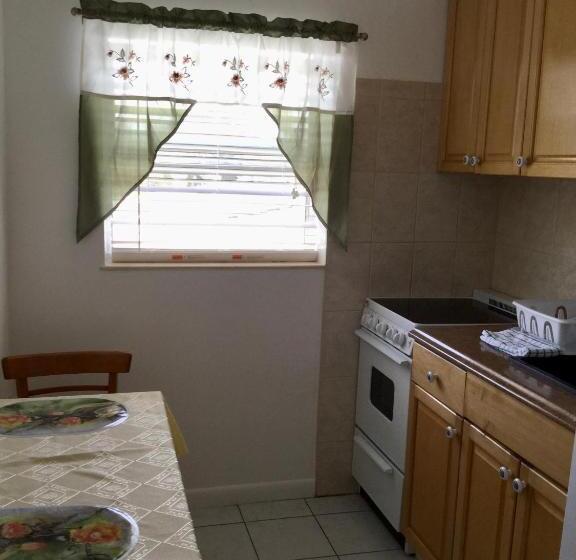 إستوديو قياسى, Breakaway Inn