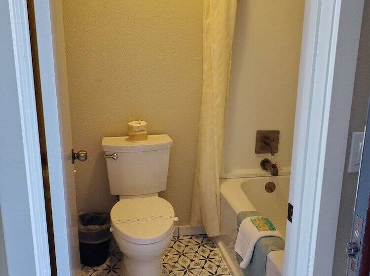 Номер Deluxe, Water Front Inn