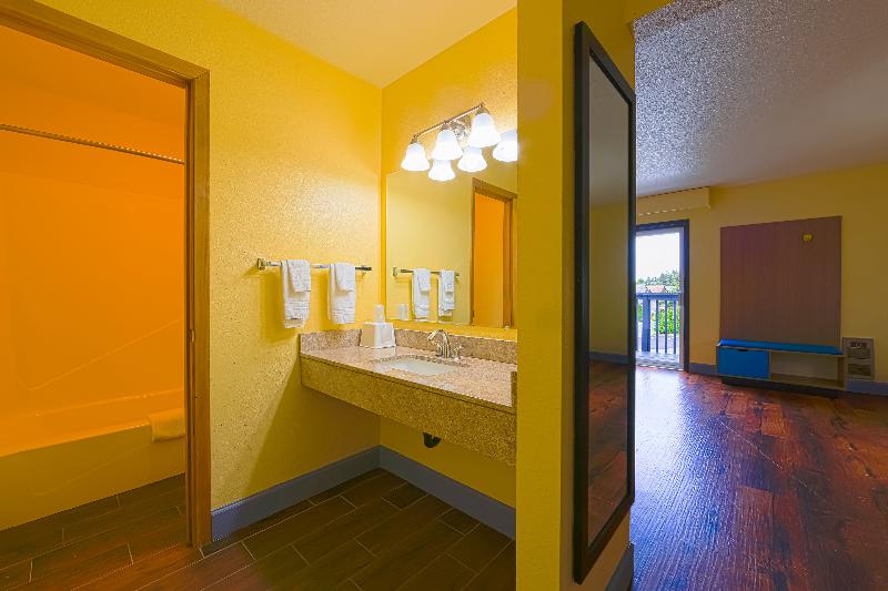 キングサイズベッドのスタンダードルーム, Coastal Inn By Oyo Lincoln City Oregon Coast Hwy