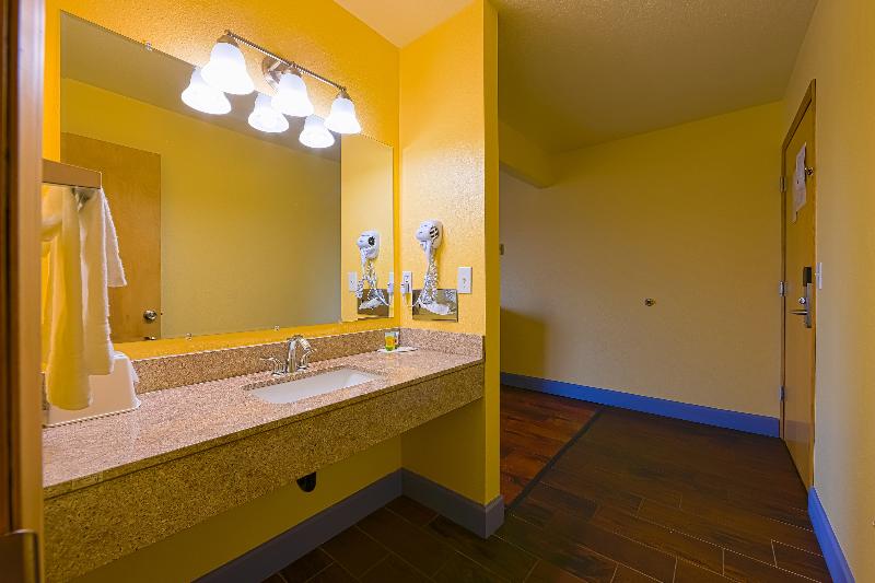 キングサイズベッドのスタンダードルーム, Coastal Inn By Oyo Lincoln City Oregon Coast Hwy