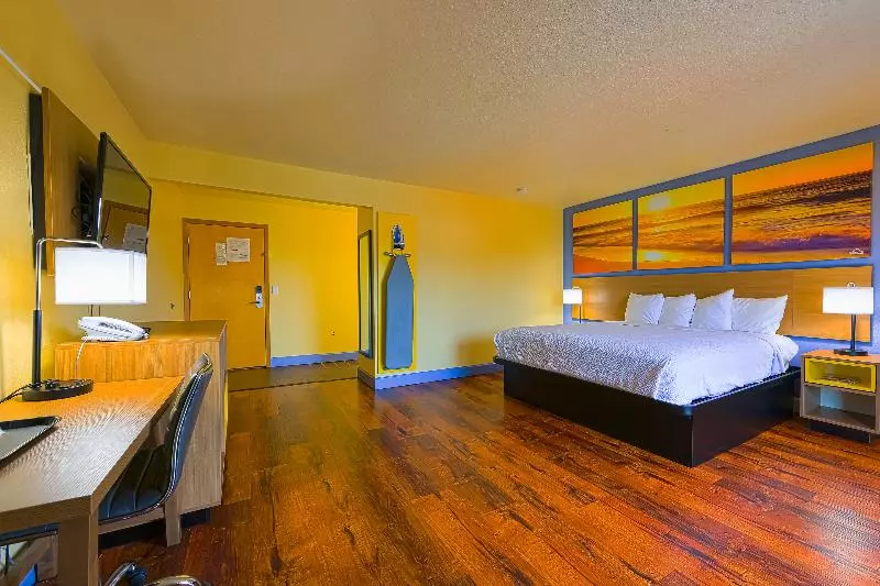 キングサイズベッドのスタンダードルーム, Coastal Inn By Oyo Lincoln City Oregon Coast Hwy