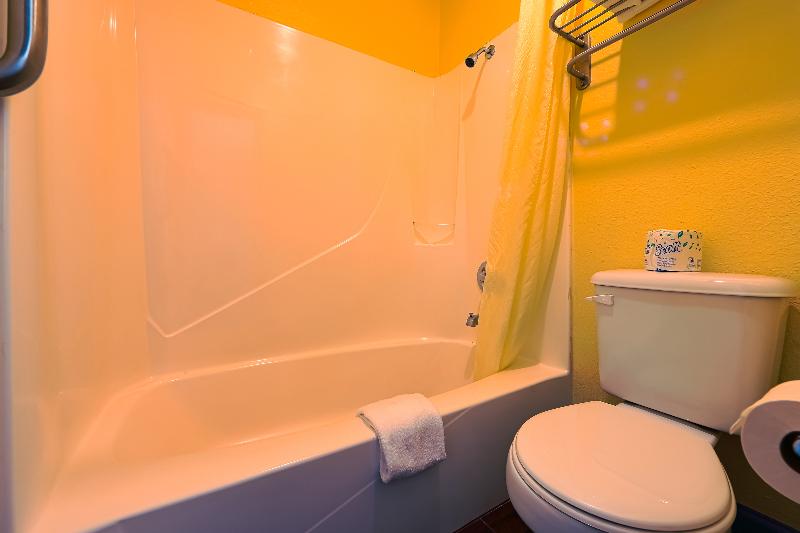 キングサイズベッドのスタンダードルーム, Coastal Inn By Oyo Lincoln City Oregon Coast Hwy