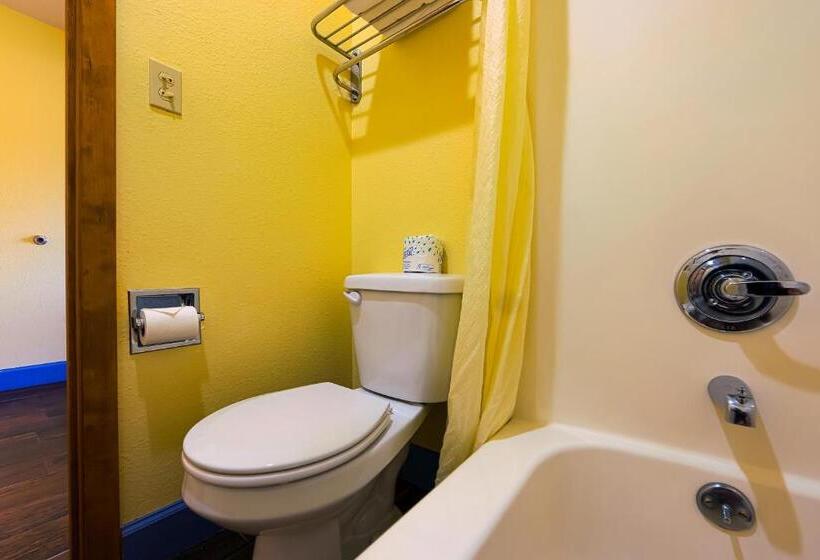 キングサイズベッドのスタンダードルーム, Coastal Inn By Oyo Lincoln City Oregon Coast Hwy