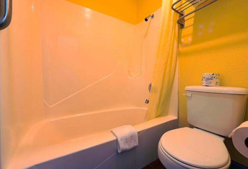 バルコニー付きスタンダードルーム, Coastal Inn By Oyo Lincoln City Oregon Coast Hwy