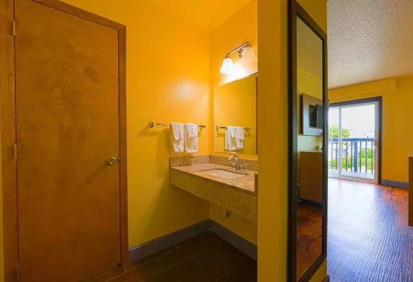 バルコニー付きスタンダードルーム, Coastal Inn By Oyo Lincoln City Oregon Coast Hwy