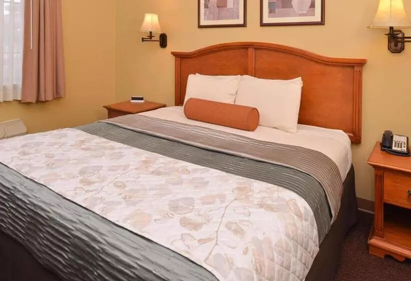 キングサイズベッドのスタンダードルーム, Country Hearth Inn & Suites Edwardsville