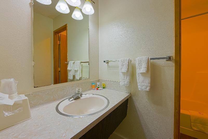 キングサイズベッドのスタンダードルーム, Coastal Inn By Oyo Lincoln City Oregon Coast Hwy