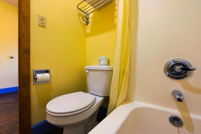 キングサイズベッドのスタンダードルーム, Coastal Inn By Oyo Lincoln City Oregon Coast Hwy