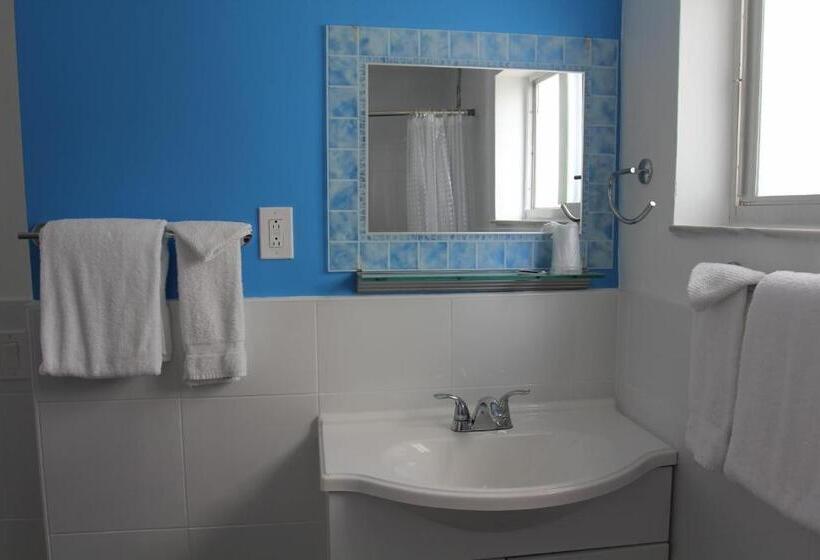 Bed in Shared Room, Snooze