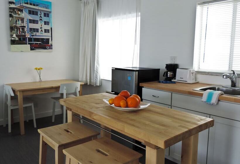 Deluxe Room King Size Bed, Snooze