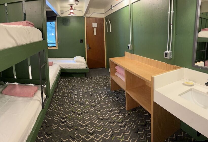 غرفة قياسية رباعية, The Hostel