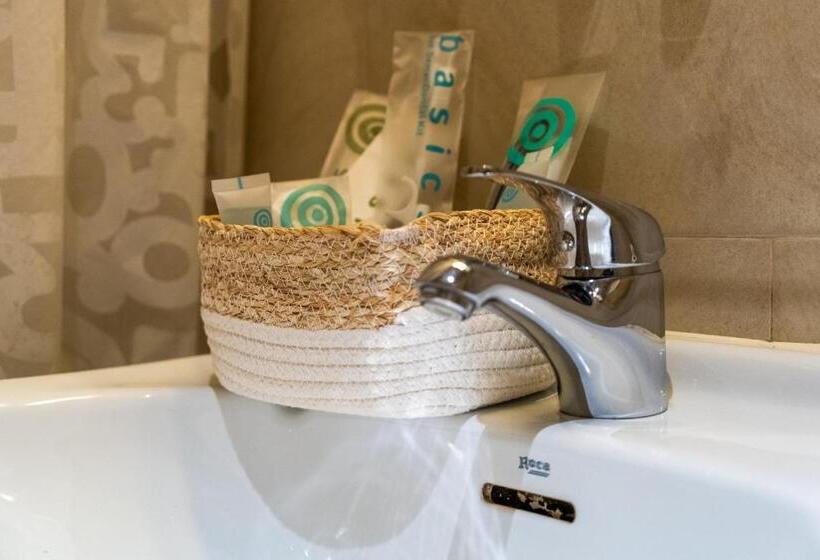 غرفة قياسية ثلاثية, Hostal Matheu