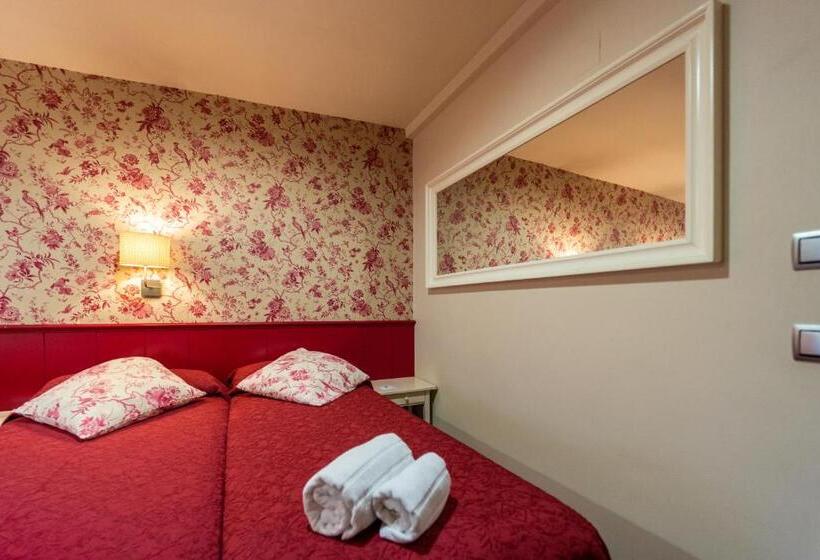 غرفة قياسية ثلاثية, Hostal Matheu