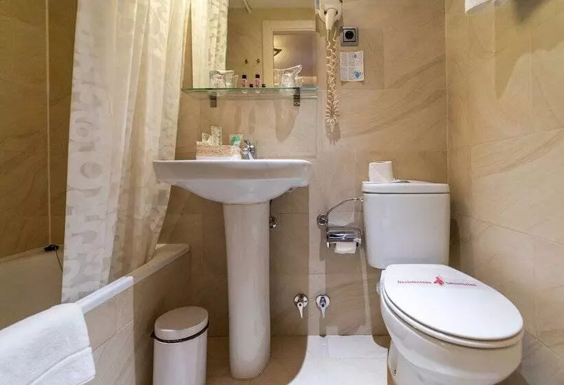 Camera Tripla Standard, Hostal Matheu