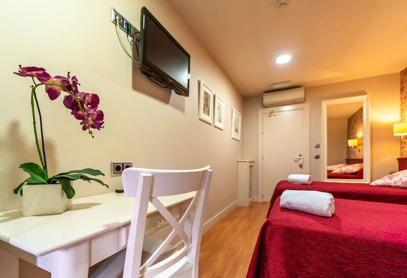 غرفة قياسية ثلاثية, Hostal Matheu