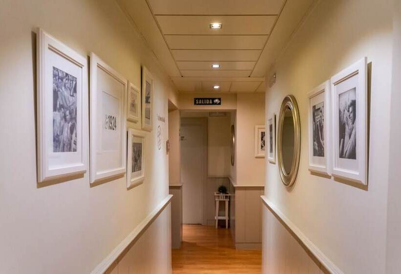 غرفة قياسية ثلاثية, Hostal Matheu