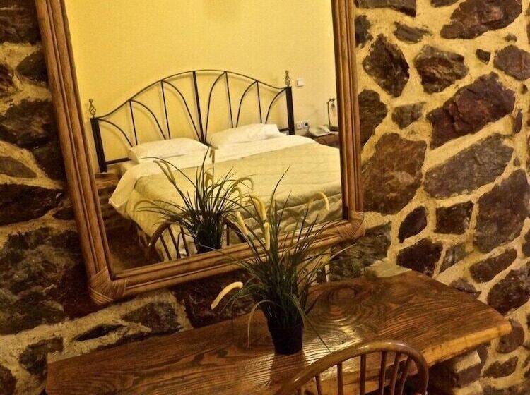 חדר סטנדרט לשלושה, Loggas