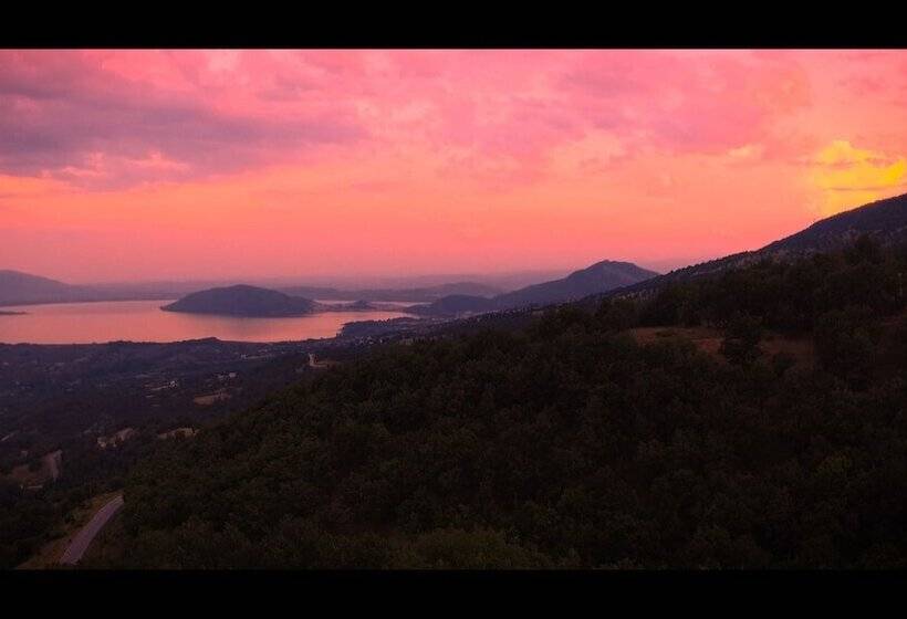 חדר סטנדרט לשלושה, Loggas