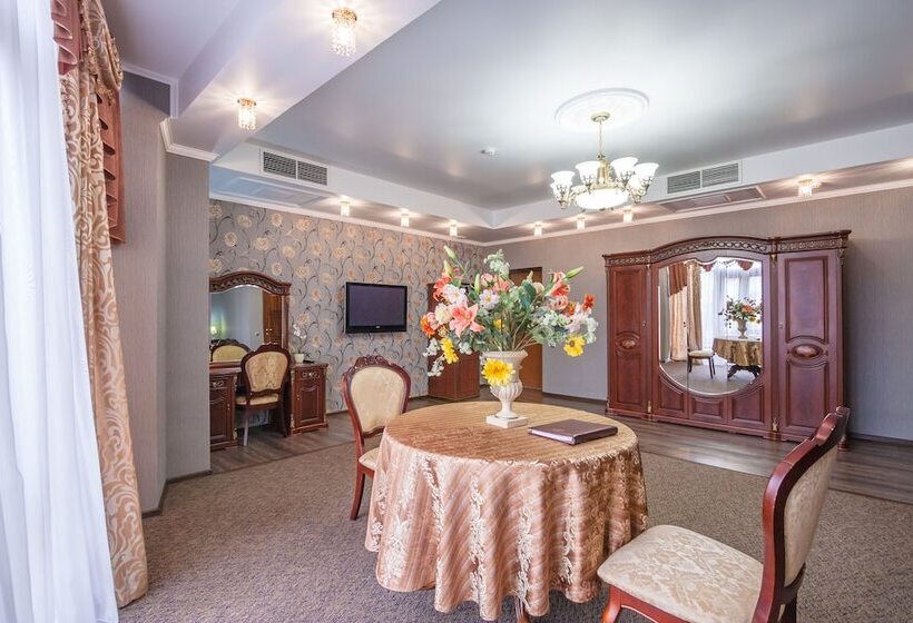 جناح جونيور, Shery Holl