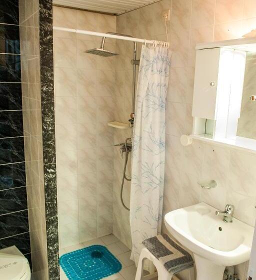 דירת חדר, Ilios And Irene