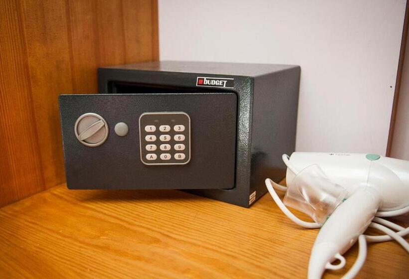 דירת חדר, Ilios And Irene