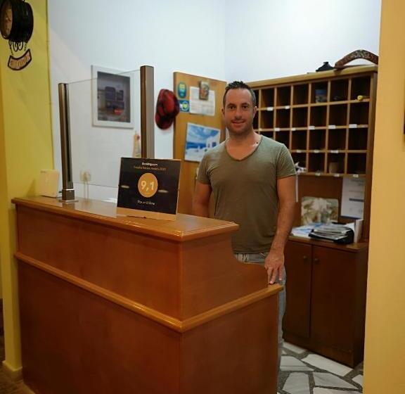 شقة غرفة واحدة, Ilios And Irene