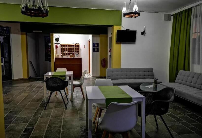 דירת חדר, Ilios And Irene