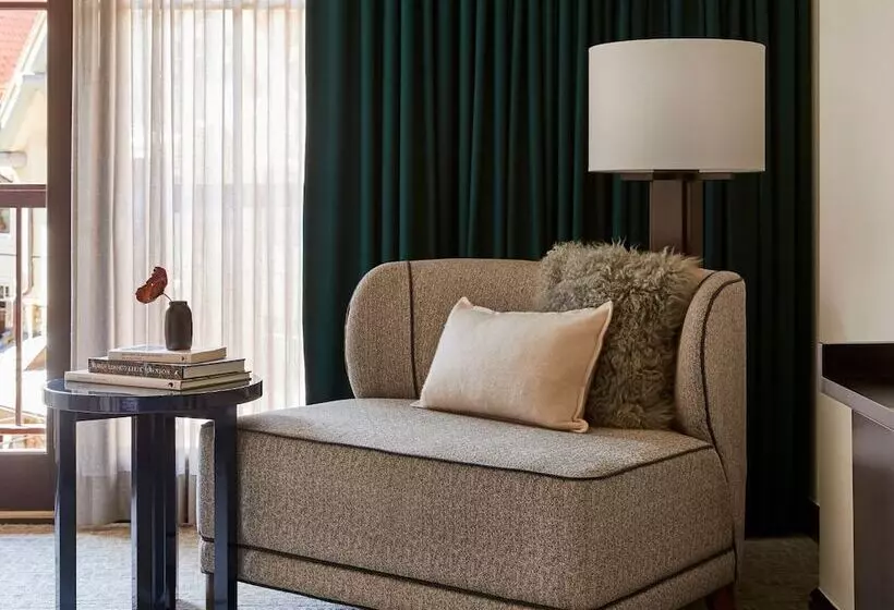 ダブルベッドスタンダードルーム, Madeline Hotel & Residences, Auberge Resorts Collection